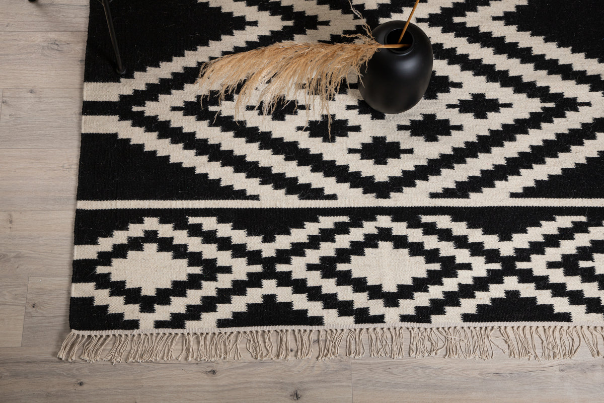 Indari Rektangulært tæppe 170 x 240 Sort