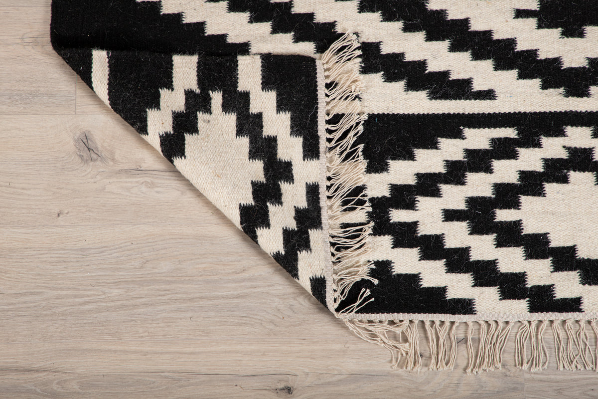 Indari Rektangulært tæppe 170 x 240 Sort