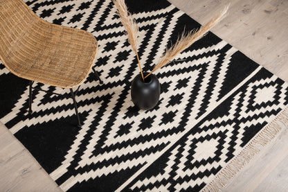 Indari Rektangulært tæppe 170 x 240 Sort